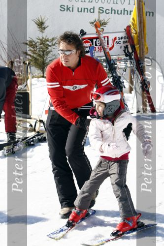 Fiss 28 februari 2008 Marco Borsato en Leontine met hun kinderen Jada Senna en Luca op wintersport / skivakantie.
Peter Smulders bv