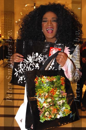 Amsterdam 1 december 2007
Bekende nederlanders verkopen op wereld aids dag draagtassen voor het goede doel in de bijenkorf. Dutch Diana Ross Marco Knijnenburg
