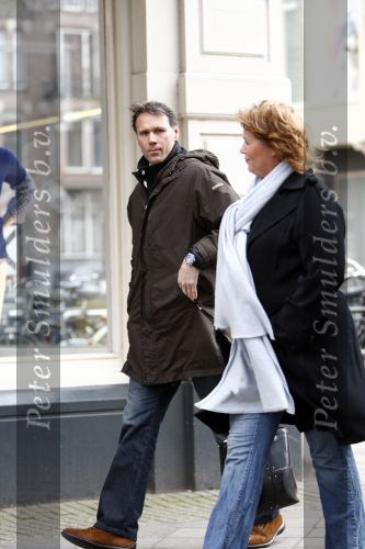 Amsterdam 17 maart 2008
Marco v Basten aan het winkelen met een vriendin op de pc hooftstraat.
Peter Smulders bv
