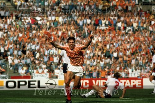 1988
EK Marco scoort in de wedstrijd Nederland-Engela 3 doelpunten. Eindstand 3-1