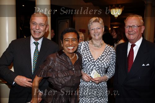 Amsterdam 4 april 2008
Premiere Porgy and Bess in carre. Maria v d Hoeven met man en Gerrit zalm met vrouw