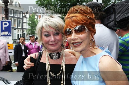 Amsterdam, 3 Juni 2008 In Hotel Seven One Seven ontvangt Marijke Helwegen uit handen van Tineke Schouten haar magazine 
Hier samen op de foto met Marianne Strijbosch van Jaguar Mode