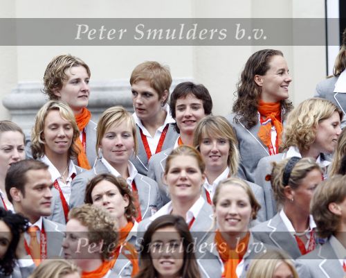 Den Haag 27 augustus 2008
De Olympische medaille winnaars van Peking op het bordes bij Koningin Beatrix. Aanwezig oa Anky v Grunsven Maarten v d Weijden Inge Dekker Marianne Vos Naomi v As Fatima de Moreiro Melo, anky v Grunsven Deborah Gravenstijn...
Peter Smulders bv