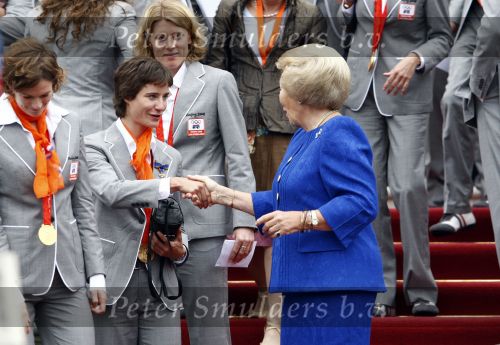 Den Haag 27 augustus 2008
De Olympische medaille winnaars van Peking op het bordes bij Koningin Beatrix. Aanwezig oa Anky v Grunsven Maarten v d Weijden Inge Dekker Marianne Vos Naomi v As Fatima de Moreiro Melo, anky v Grunsven Deborah Gravenstijn...
Peter Smulders bv