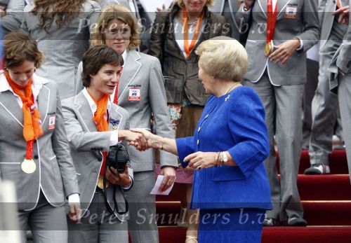 Den Haag 27 augustus 2008
De Olympische medaille winnaars van Peking op het bordes bij Koningin Beatrix. Aanwezig oa Anky v Grunsven Maarten v d Weijden Inge Dekker Marianne Vos Naomi v As Fatima de Moreiro Melo, anky v Grunsven Deborah Gravenstijn...
Peter Smulders bv