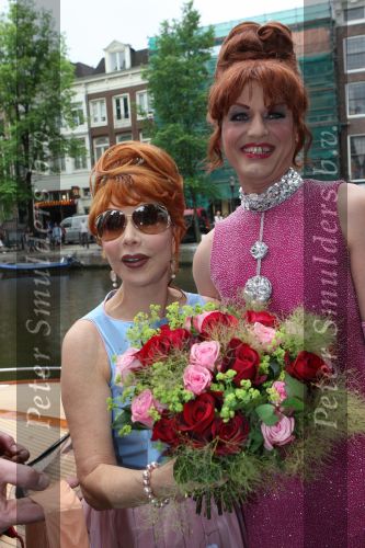 Amsterdam, 3 Juni 2008 In Hotel Seven One Seven ontvangt Marijke Helwegen uit handen van Tineke Schouten haar magazine