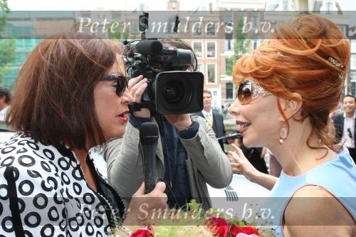 Amsterdam, 3 Juni 2008 In Hotel Seven One Seven ontvangt Marijke Helwegen uit handen van Tineke Schouten haar magazine 
hier wordt zij geintervieuwd door Viola Holt