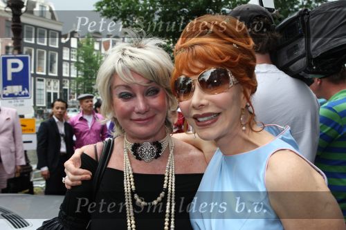 Amsterdam, 3 Juni 2008 In Hotel Seven One Seven ontvangt Marijke Helwegen uit handen van Tineke Schouten haar magazine 
Hier samen op de foto met Marianne Strijbosch van Jaguar Mode
Foto Peter Smulders BV