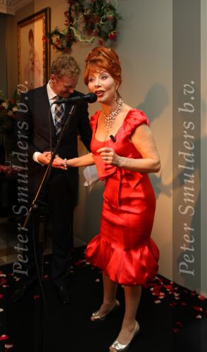 Amsterdam, 3 Juni 2008 In Hotel Seven One Seven ontvangt Marijke Helwegen uit handen van Tineke Schouten haar magazine 
Foto Peter Smulders BV