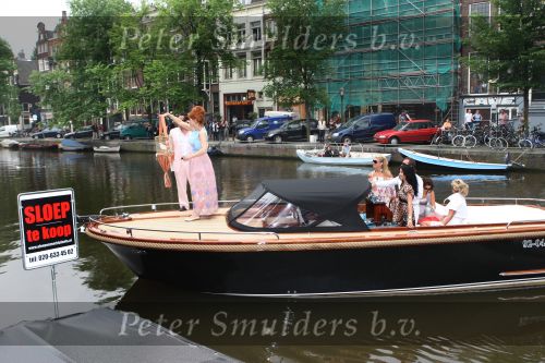 Amsterdam, 3 Juni 2008 In Hotel Seven One Seven ontvangt Marijke Helwegen uit handen van Tineke Schouten haar magazine 
Hier komt zij op haar eigen manier per sloep 
Foto Peter Smulders BV