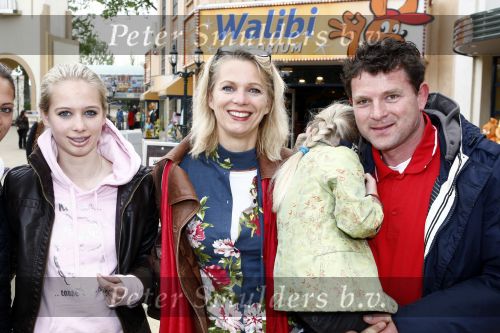 Biddinghuizen 26 april 2009
Bn ers in Walibi. Marilou v Steenis met man en dochters
Peter smulders bv