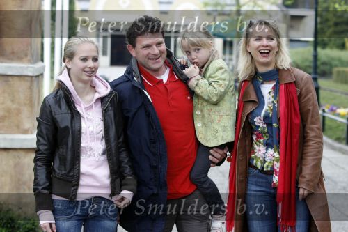 Biddinghuizen 26 april 2009
Bn ers in Walibi. Marilou v Steenis met man en dochters
Peter smulders bv