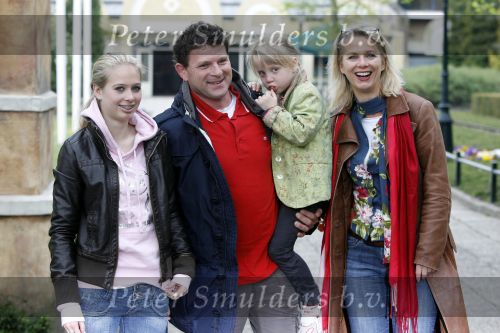 Biddinghuizen 26 april 2009
Bn ers in Walibi. Marilou v Steenis met man en dochters
Peter smulders bv