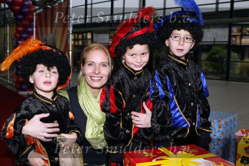 Rotterdam 25 november 2007
Mariska Bauer met zoons Frans Christian  Jan en schoonmoeder bij het feest van sinterklaas in ahoy.