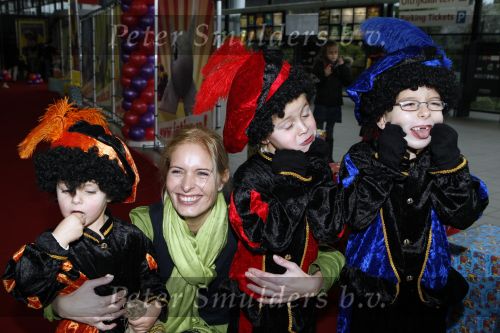 Rotterdam 25 november 2007
Mariska Bauer met zoons Frans Christian  Jan en schoonmoeder bij het feest van sinterklaas in ahoy.