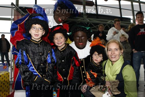 Rotterdam 25 november 2007
Mariska Bauer met zoons Frans Christian  Jan en schoonmoeder bij het feest van sinterklaas in ahoy.