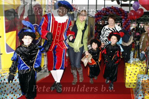 Rotterdam 25 november 2007
Mariska Bauer met zoons Frans Christian  Jan en schoonmoeder bij het feest van sinterklaas in ahoy.