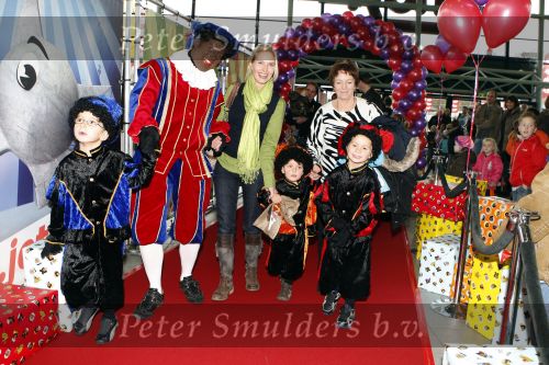 Rotterdam 25 november 2007
Mariska Bauer met zoons Frans Christian  Jan en schoonmoeder bij het feest van sinterklaas in ahoy.