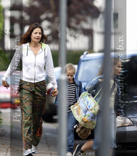 Baarn 7 sdeptember 2007
Mariska Hulscher brengt haar kinderen naar school. Sinds kort is zij verhuisd van Amsterdam naar Baarn.
