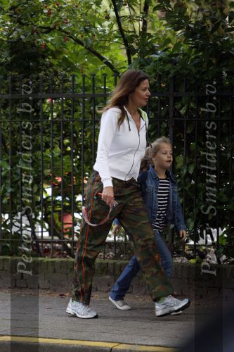 Baarn 7 sdeptember 2007
Mariska Hulscher brengt haar kinderen naar school. Sinds kort is zij verhuisd van Amsterdam naar Baarn.
