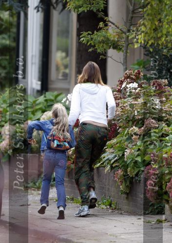 Baarn 7 sdeptember 2007
Mariska Hulscher brengt haar kinderen naar school. Sinds kort is zij verhuisd van Amsterdam naar Baarn.