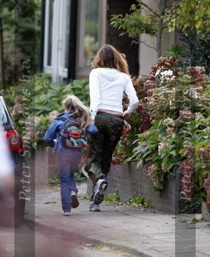Baarn 7 sdeptember 2007
Mariska Hulscher brengt haar kinderen naar school. Sinds kort is zij verhuisd van Amsterdam naar Baarn.