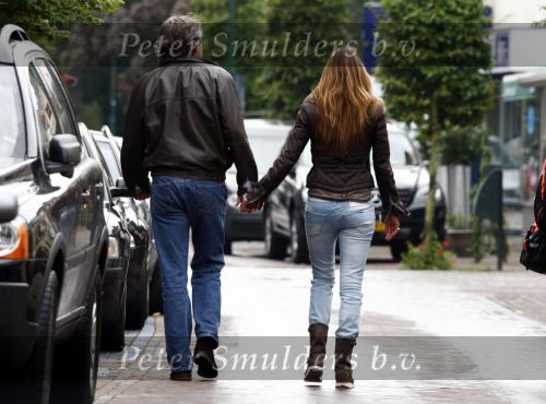 Baarn 13 september 2008
Mariska Hulscher aan het winkelen met haar nieuwe vriend Matthijs Kriegsman.