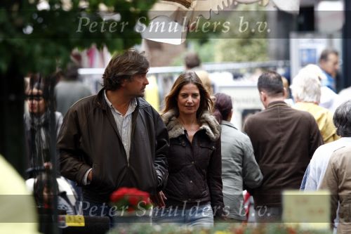 Baarn 13 september 2008
Mariska Hulscher aan het winkelen met haar nieuwe vriend Matthijs Kriegsman.