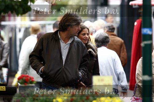 Baarn 13 september 2008
Mariska Hulscher aan het winkelen met haar nieuwe vriend Matthijs Kriegsman.