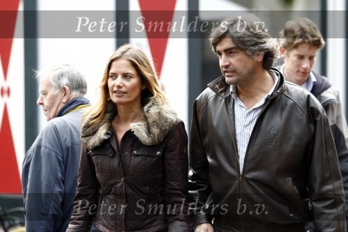 Baarn 13 september 2008
Mariska Hulscher aan het winkelen met haar nieuwe vriend Matthijs Kriegsman.