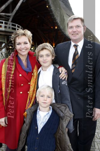 Kaatsheuvel 24 november 2007
Premiere Assepoester in de efteling. Mariska v Kolck met man en zoons
