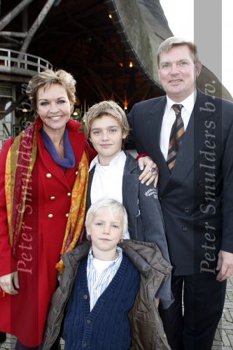 Kaatsheuvel 24 november 2007
Premiere Assepoester in de efteling. Mariska v Kolck met man en zoons
