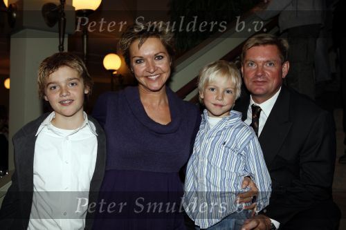 Kaatsheuvel 24 november 2007
Premiere Assepoester in de efteling. Mariska v Kolck met man en zoons
