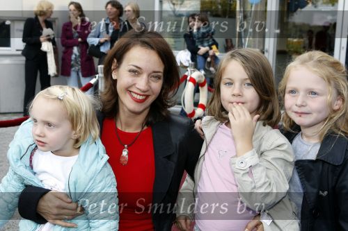 Amsterdam 7 oktober 2007
Premiere Matroos in de doos in de meervaart. Marjolein Keuning met dochter en vriendinnetjes