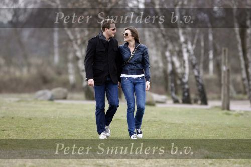 Arnhem 30 maart 2008
Lieke v Lexmond en Mark v Eeuwen zijn een nieuwe liefdekoppel. Ze kregen vliegles op een vliegveld bij Arnhem.
Peter Smulders bv