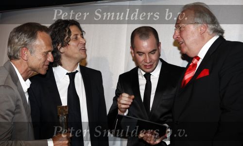 Hilversum 26 januari 2009
Linda de Mol bij de uitreiking van de gouden beelden bij beeld en geluid. Mart Smeets Jaap Jongbloed Sander Vahle en Jeroen v Koningsbrugge
Peter Smulders bv