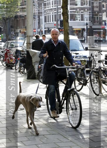 Amsterdam 11 mei 2009
Mart Visser met zijn hond fietsend in amsterdam.
Peter Smulders bv