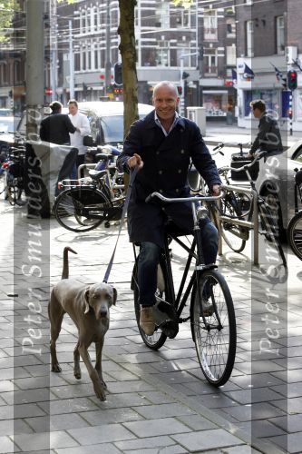 Amsterdam 11 mei 2009
Mart Visser met zijn hond fietsend in amsterdam.
Peter Smulders bv