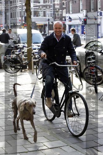 Amsterdam 11 mei 2009
Mart Visser met zijn hond fietsend in amsterdam.
Peter Smulders bv