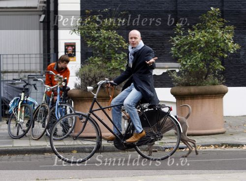 Amsterdam 15 oktober 2007
Mart Visser op zijn fiets met hond.