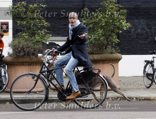 Amsterdam 15 oktober 2007
Mart Visser op zijn fiets met hond.