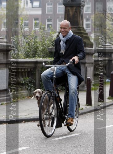 Amsterdam 15 oktober 2007
Mart Visser op zijn fiets met hond.