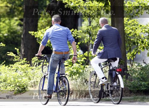 Amsterdam 24 mei 2008
Mart Visser en zijn vriend Job fietsend in Amsterdam.