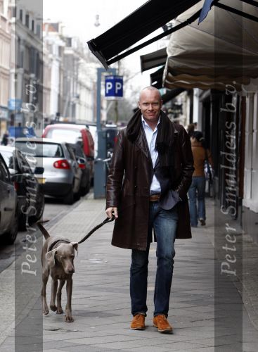 Amsterdam 29 maart 2008
Mart Visser aan het wandelen met zijn hond op de pc hooftstraat.