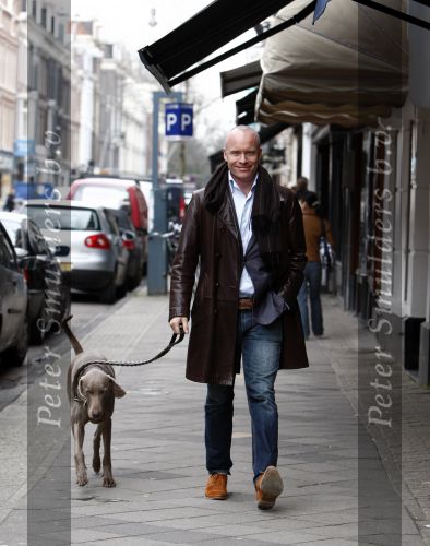 Amsterdam 29 maart 2008
Mart Visser aan het wandelen met zijn hond op de pc hooftstraat.
