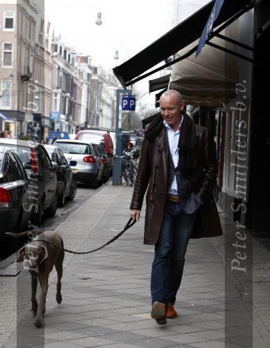 Amsterdam 29 maart 2008
Mart Visser aan het wandelen met zijn hond op de pc hooftstraat.