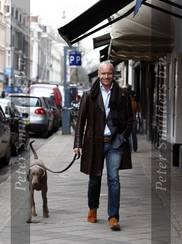 Amsterdam 29 maart 2008
Mart Visser aan het wandelen met zijn hond op de pc hooftstraat.