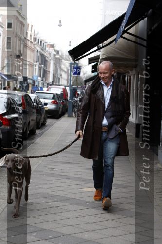 Amsterdam 29 maart 2008
Mart Visser aan het wandelen met zijn hond op de pc hooftstraat.