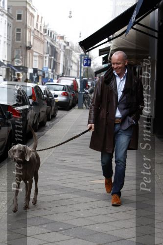 Amsterdam 29 maart 2008
Mart Visser aan het wandelen met zijn hond op de pc hooftstraat.