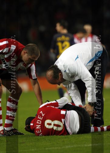 Eindhoven, 8 December 2007 Kompetitie PSV-Roda JC, eindstand 2-4 
Seizoen 2007/2008
Verzorger Mart v d Heuvel behandelt Edison Mendez